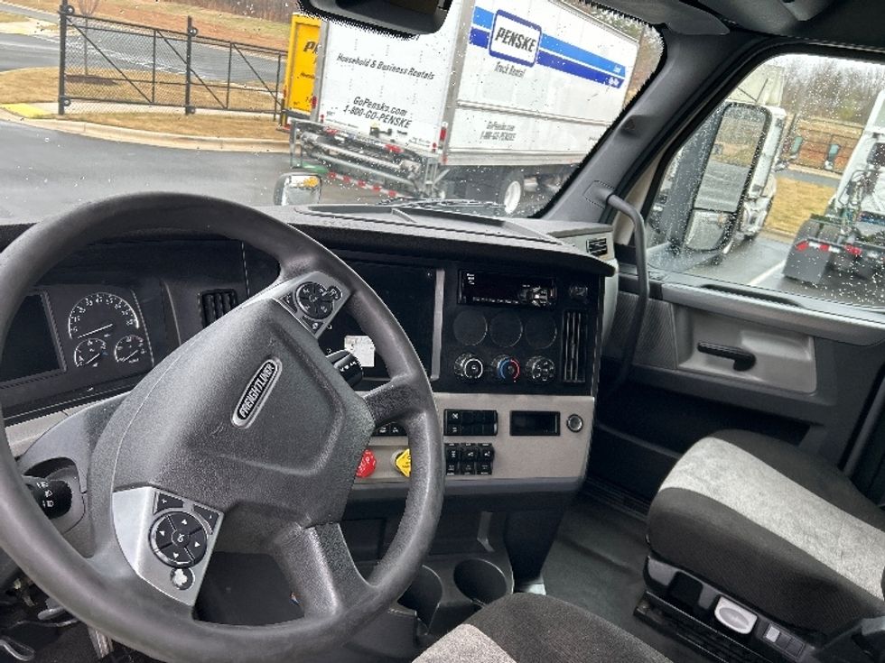 Sleeper Tractor-Heavy Duty Tractors-Freightliner-2021-T12664ST-Chicago (Melrose Park)-IL-576,340\n\t\tmiles-$ 59,500 - Image 10