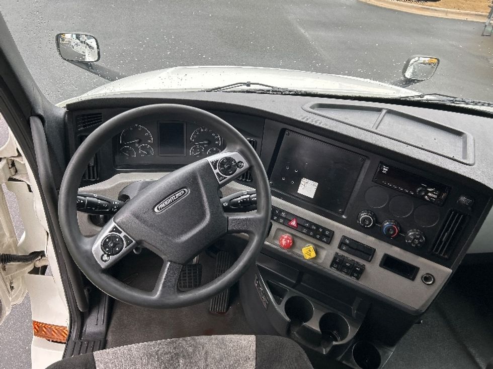 Sleeper Tractor-Heavy Duty Tractors-Freightliner-2021-T12664ST-Chicago (Melrose Park)-IL-576,340\n\t\tmiles-$ 59,500 - Image 11