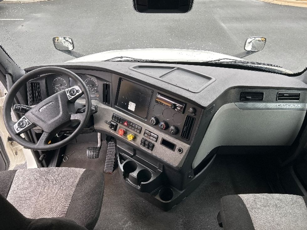 Sleeper Tractor-Heavy Duty Tractors-Freightliner-2021-T12664ST-Chicago (Melrose Park)-IL-576,340\n\t\tmiles-$ 59,500 - Image 12