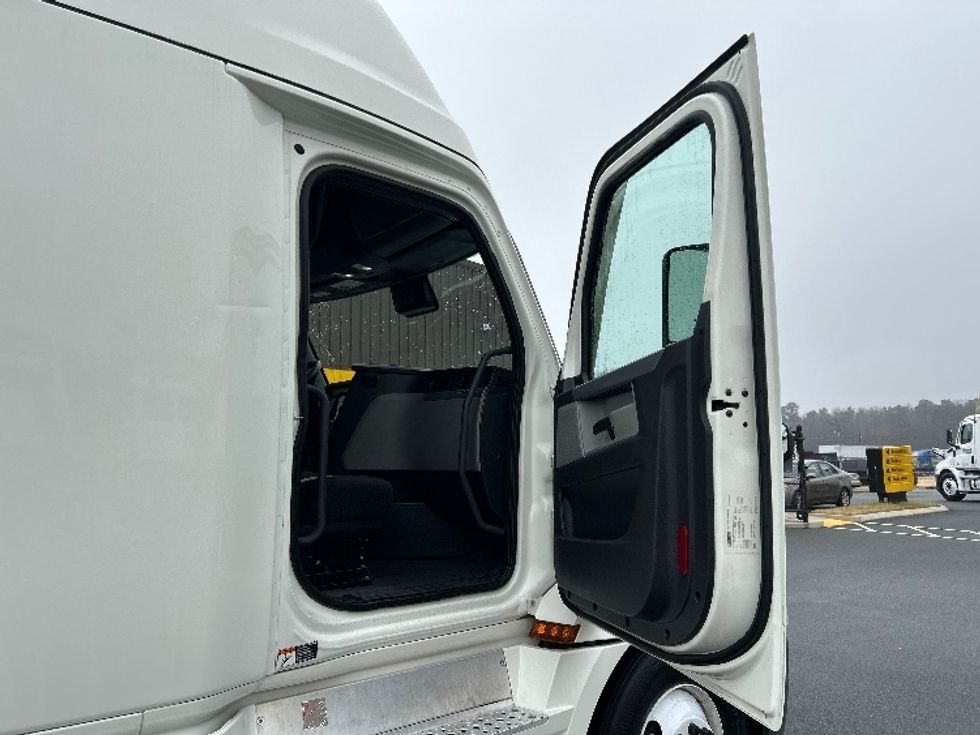Sleeper Tractor-Heavy Duty Tractors-Freightliner-2021-T12664ST-Chicago (Melrose Park)-IL-576,340\n\t\tmiles-$ 59,500 - Image 13