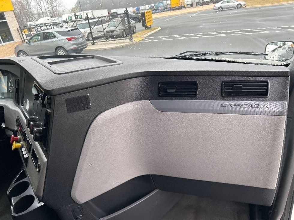 Sleeper Tractor-Heavy Duty Tractors-Freightliner-2021-T12664ST-Chicago (Melrose Park)-IL-576,340\n\t\tmiles-$ 59,500 - Image 14