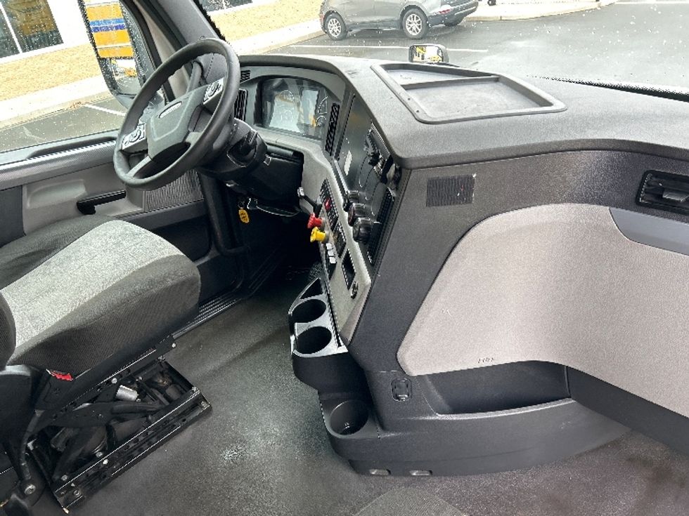 Sleeper Tractor-Heavy Duty Tractors-Freightliner-2021-T12664ST-Chicago (Melrose Park)-IL-576,340\n\t\tmiles-$ 59,500 - Image 15