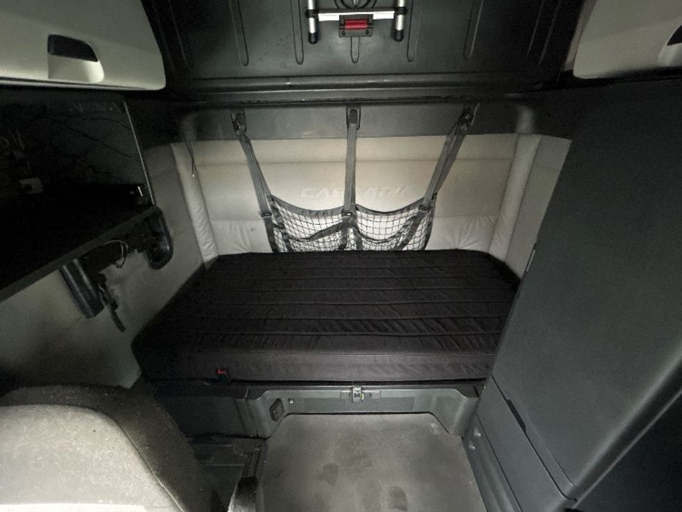 Sleeper Tractor-Heavy Duty Tractors-Freightliner-2021-T12664ST-Chicago (Melrose Park)-IL-576,340\n\t\tmiles-$ 59,500 - Image 16