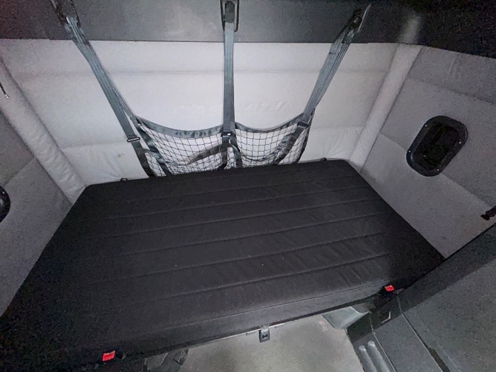 Sleeper Tractor-Heavy Duty Tractors-Freightliner-2021-T12664ST-Chicago (Melrose Park)-IL-576,340\n\t\tmiles-$ 59,500 - Image 17