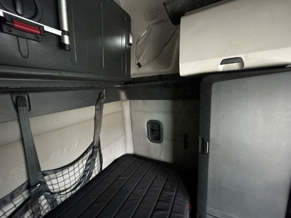 Sleeper Tractor-Heavy Duty Tractors-Freightliner-2021-T12664ST-Chicago (Melrose Park)-IL-576,340\n\t\tmiles-$ 59,500 - Image 18