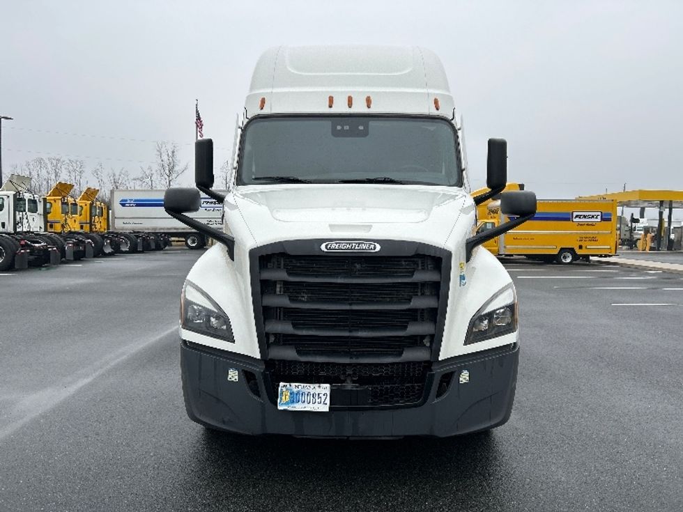 Sleeper Tractor-Heavy Duty Tractors-Freightliner-2021-T12664ST-Chicago (Melrose Park)-IL-576,340\n\t\tmiles-$ 59,500 - Image 2