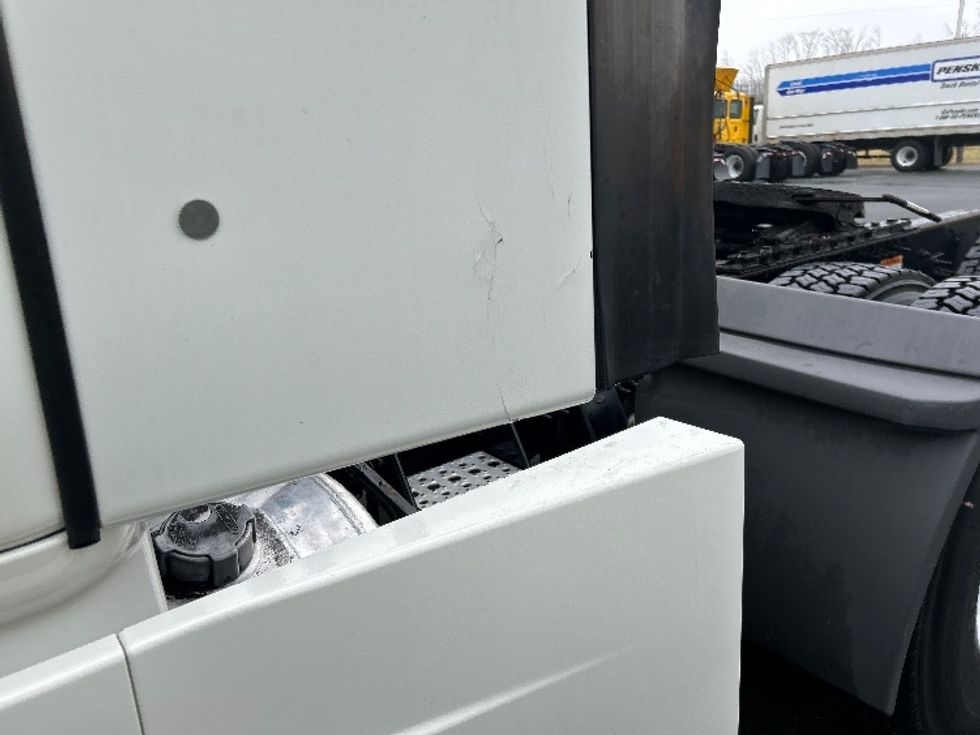 Sleeper Tractor-Heavy Duty Tractors-Freightliner-2021-T12664ST-Chicago (Melrose Park)-IL-576,340\n\t\tmiles-$ 59,500 - Image 22