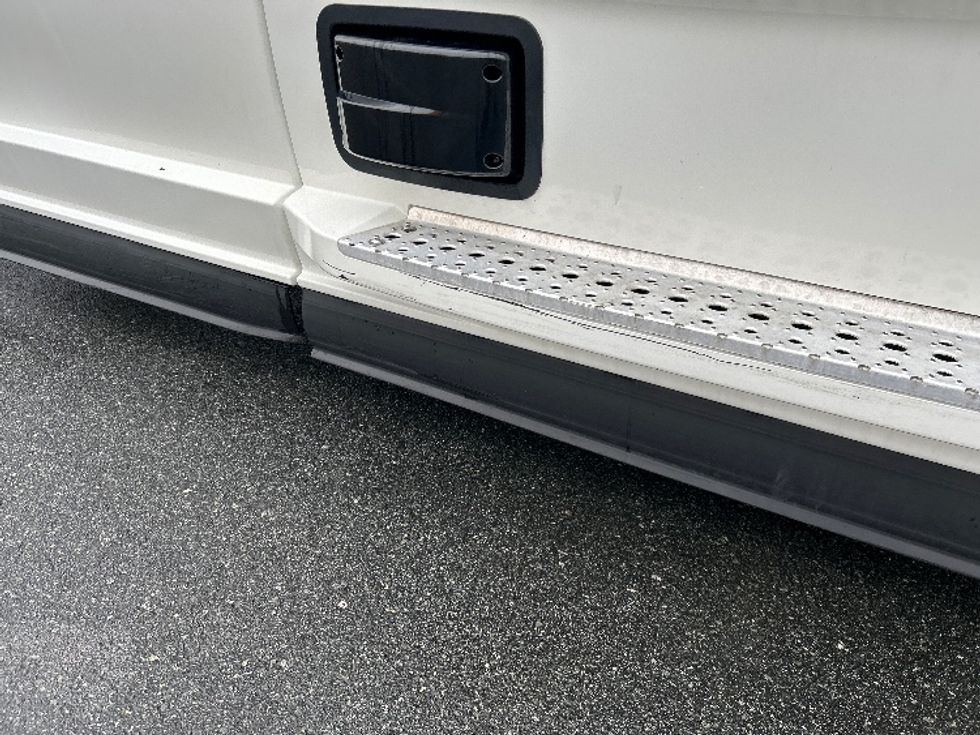 Sleeper Tractor-Heavy Duty Tractors-Freightliner-2021-T12664ST-Chicago (Melrose Park)-IL-576,340\n\t\tmiles-$ 59,500 - Image 23