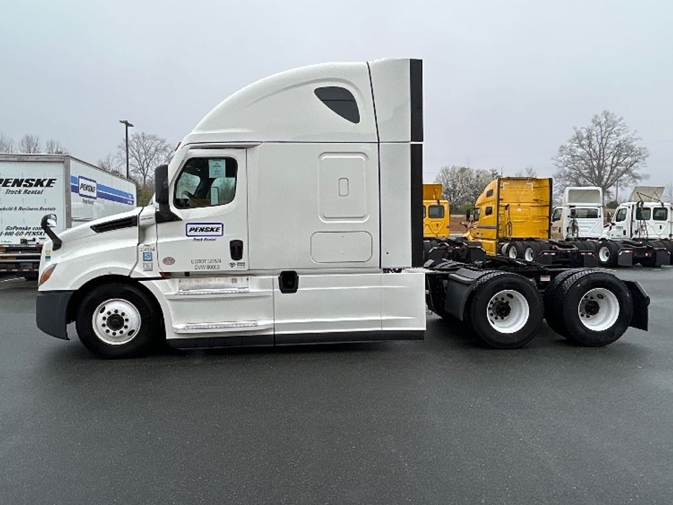 Sleeper Tractor-Heavy Duty Tractors-Freightliner-2021-T12664ST-Chicago (Melrose Park)-IL-576,340\n\t\tmiles-$ 59,500 - Image 4