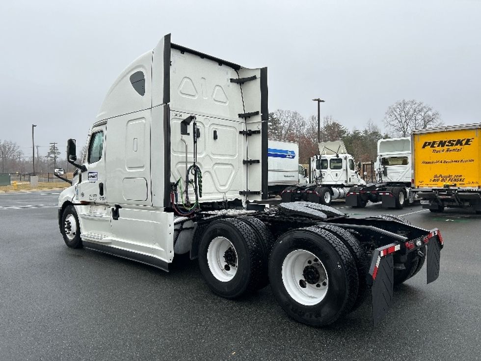 Sleeper Tractor-Heavy Duty Tractors-Freightliner-2021-T12664ST-Chicago (Melrose Park)-IL-576,340\n\t\tmiles-$ 59,500 - Image 5