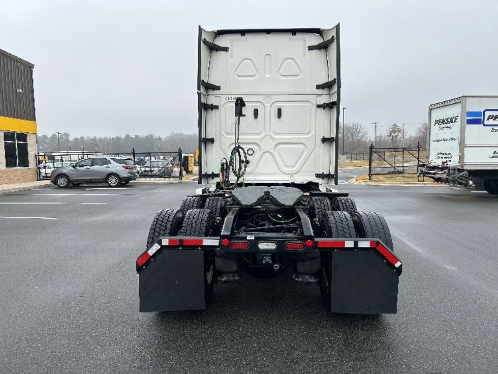 Sleeper Tractor-Heavy Duty Tractors-Freightliner-2021-T12664ST-Chicago (Melrose Park)-IL-576,340\n\t\tmiles-$ 59,500 - Image 6