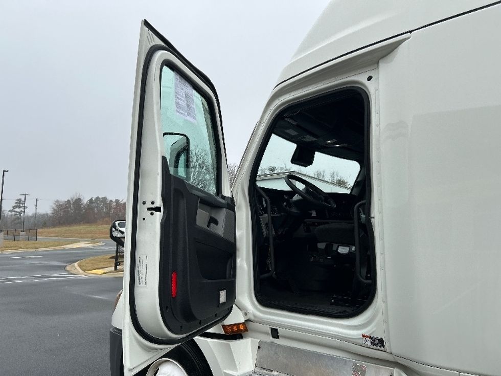 Sleeper Tractor-Heavy Duty Tractors-Freightliner-2021-T12664ST-Chicago (Melrose Park)-IL-576,340\n\t\tmiles-$ 59,500 - Image 9