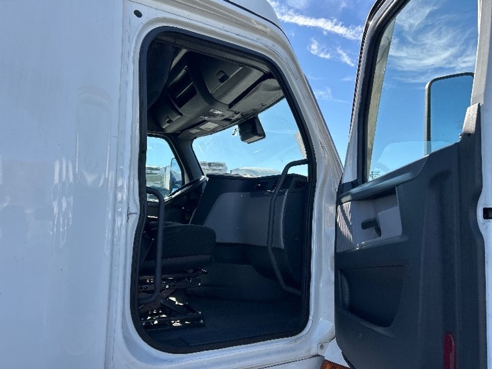 Sleeper Tractor-Heavy Duty Tractors-Freightliner-2021-T12664ST-Chicago (Melrose Park)-IL-657,720\n\t\tmiles-$ 48,750 - Image 11