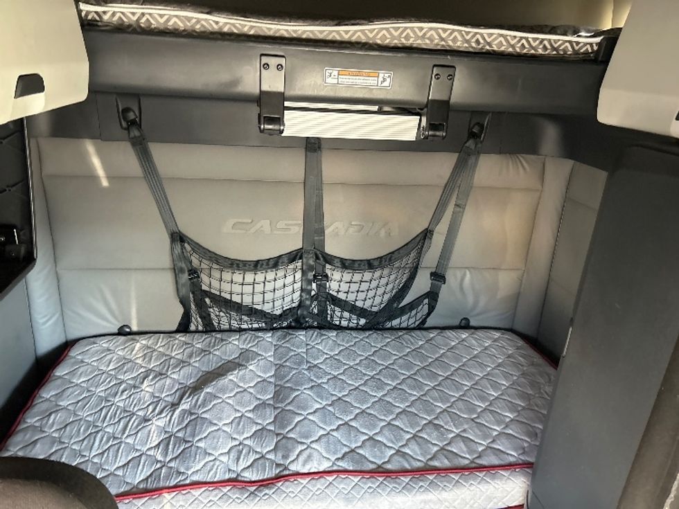 Sleeper Tractor-Heavy Duty Tractors-Freightliner-2021-T12664ST-Chicago (Melrose Park)-IL-657,720\n\t\tmiles-$ 48,750 - Image 14