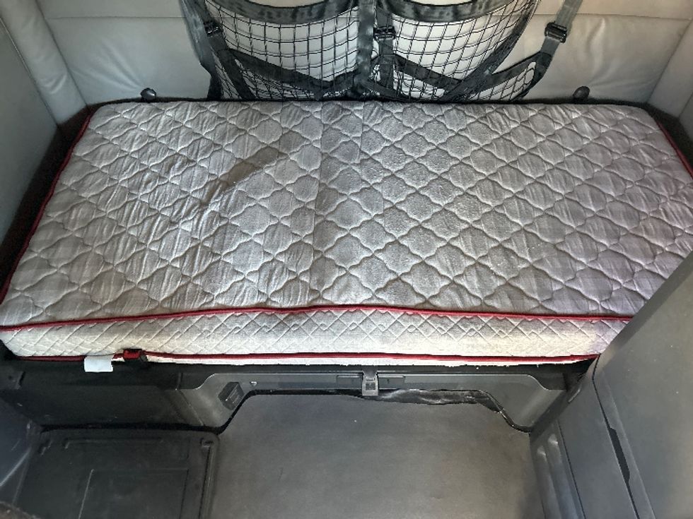 Sleeper Tractor-Heavy Duty Tractors-Freightliner-2021-T12664ST-Chicago (Melrose Park)-IL-657,720\n\t\tmiles-$ 48,750 - Image 15