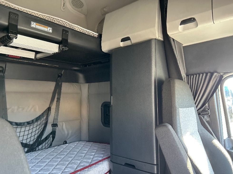 Sleeper Tractor-Heavy Duty Tractors-Freightliner-2021-T12664ST-Chicago (Melrose Park)-IL-657,720\n\t\tmiles-$ 48,750 - Image 16