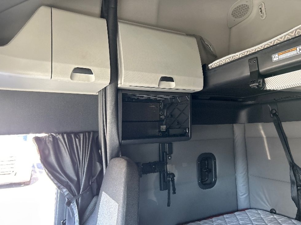 Sleeper Tractor-Heavy Duty Tractors-Freightliner-2021-T12664ST-Chicago (Melrose Park)-IL-657,720\n\t\tmiles-$ 48,750 - Image 17