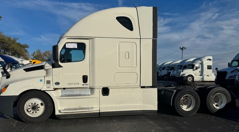 Sleeper Tractor-Heavy Duty Tractors-Freightliner-2021-T12664ST-Chicago (Melrose Park)-IL-657,720\n\t\tmiles-$ 48,750 - Image 5