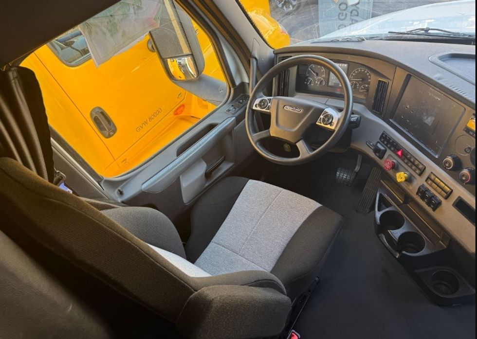 Sleeper Tractor-Heavy Duty Tractors-Freightliner-2021-T12664ST-Chicago (Melrose Park)-IL-657,720\n\t\tmiles-$ 48,750 - Image 8