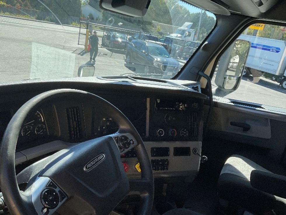 Sleeper Tractor-Heavy Duty Tractors-Freightliner-2021-T12664ST-Chicopee-MA-528,477\n\t\tmiles-$ 59,750 - Image 11