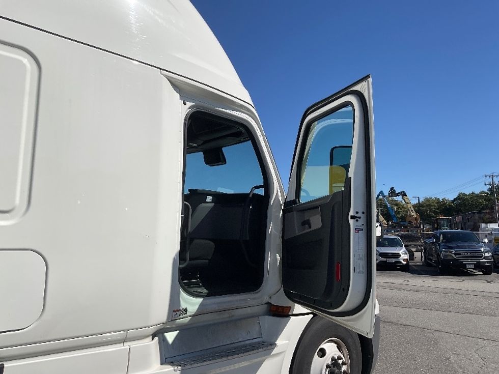 Sleeper Tractor-Heavy Duty Tractors-Freightliner-2021-T12664ST-Chicopee-MA-528,477\n\t\tmiles-$ 59,750 - Image 13