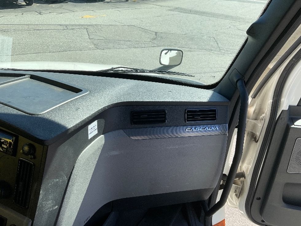 Sleeper Tractor-Heavy Duty Tractors-Freightliner-2021-T12664ST-Chicopee-MA-528,477\n\t\tmiles-$ 59,750 - Image 14