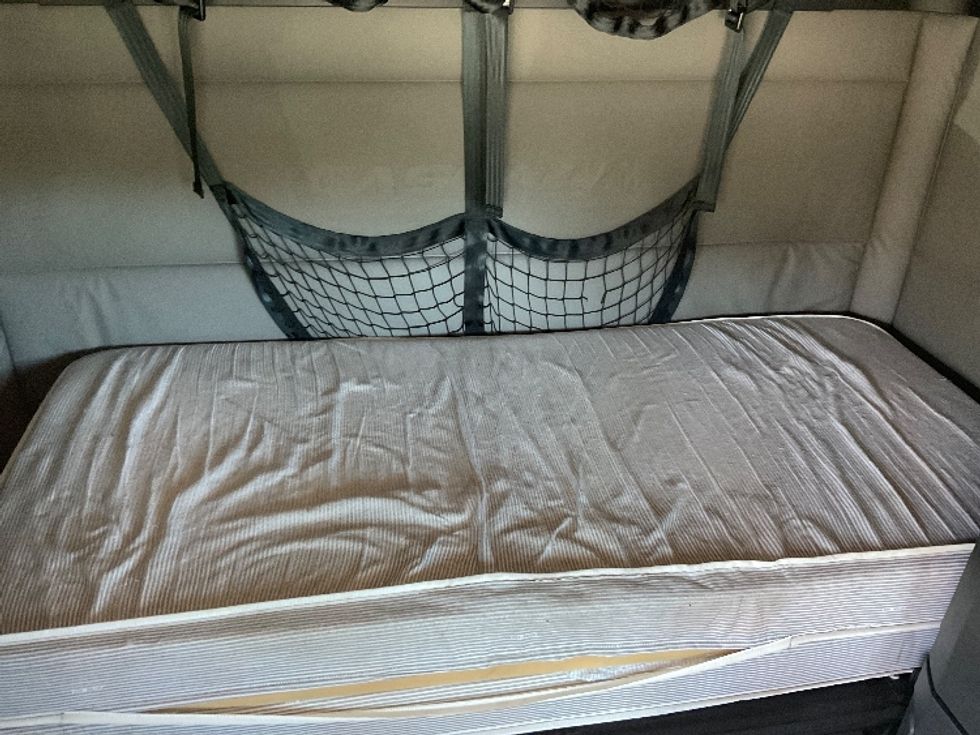 Sleeper Tractor-Heavy Duty Tractors-Freightliner-2021-T12664ST-Chicopee-MA-528,477\n\t\tmiles-$ 59,750 - Image 17