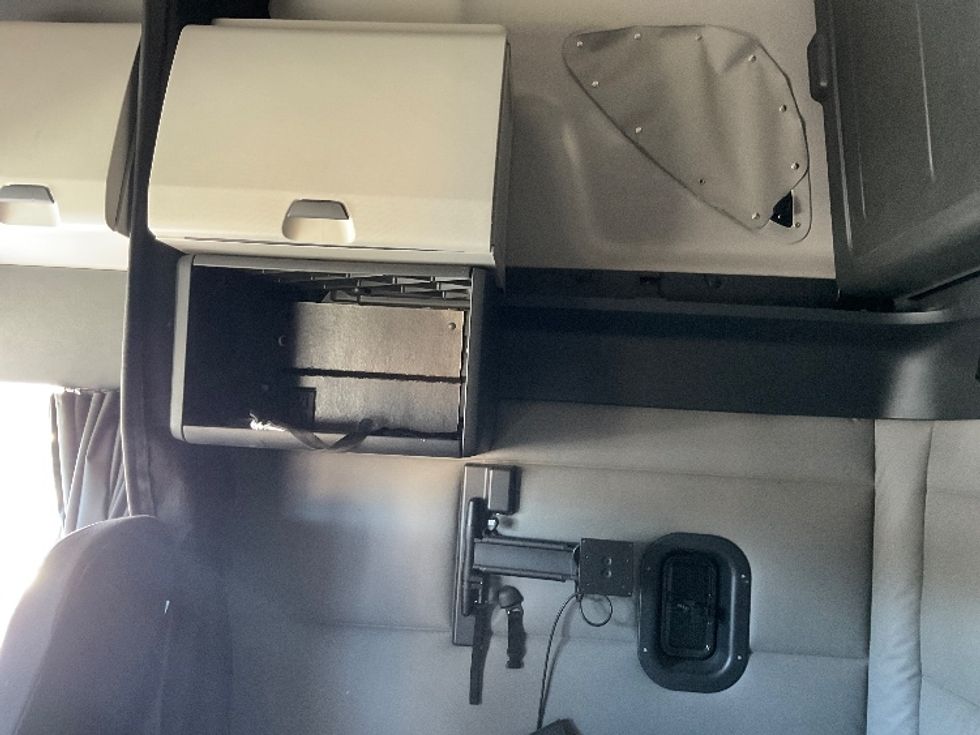 Sleeper Tractor-Heavy Duty Tractors-Freightliner-2021-T12664ST-Chicopee-MA-528,477\n\t\tmiles-$ 59,750 - Image 19