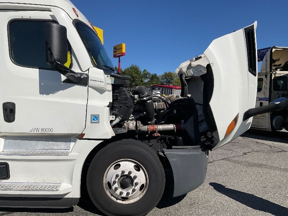 Sleeper Tractor-Heavy Duty Tractors-Freightliner-2021-T12664ST-Chicopee-MA-528,477\n\t\tmiles-$ 59,750 - Image 20