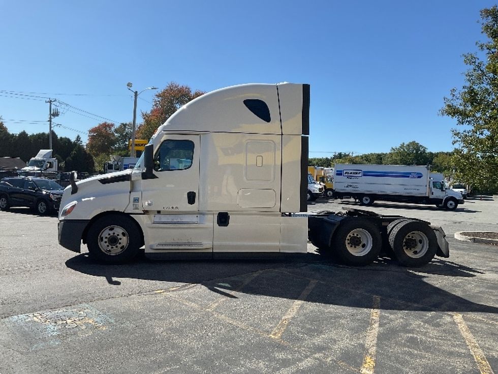 Sleeper Tractor-Heavy Duty Tractors-Freightliner-2021-T12664ST-Chicopee-MA-528,477\n\t\tmiles-$ 59,750 - Image 4