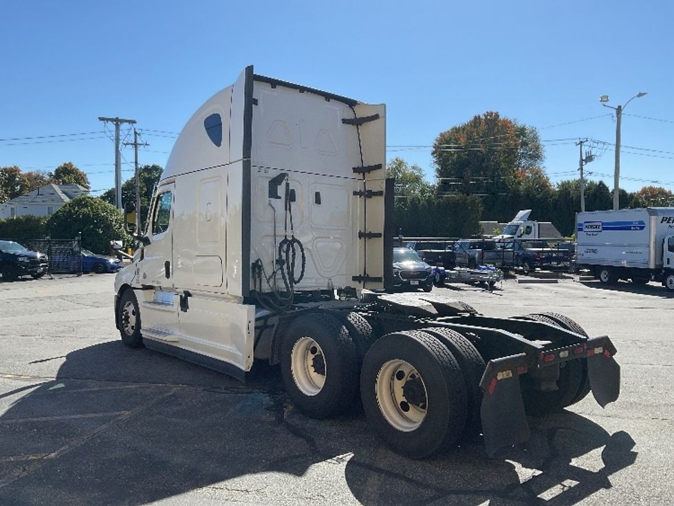 Sleeper Tractor-Heavy Duty Tractors-Freightliner-2021-T12664ST-Chicopee-MA-528,477\n\t\tmiles-$ 59,750 - Image 5