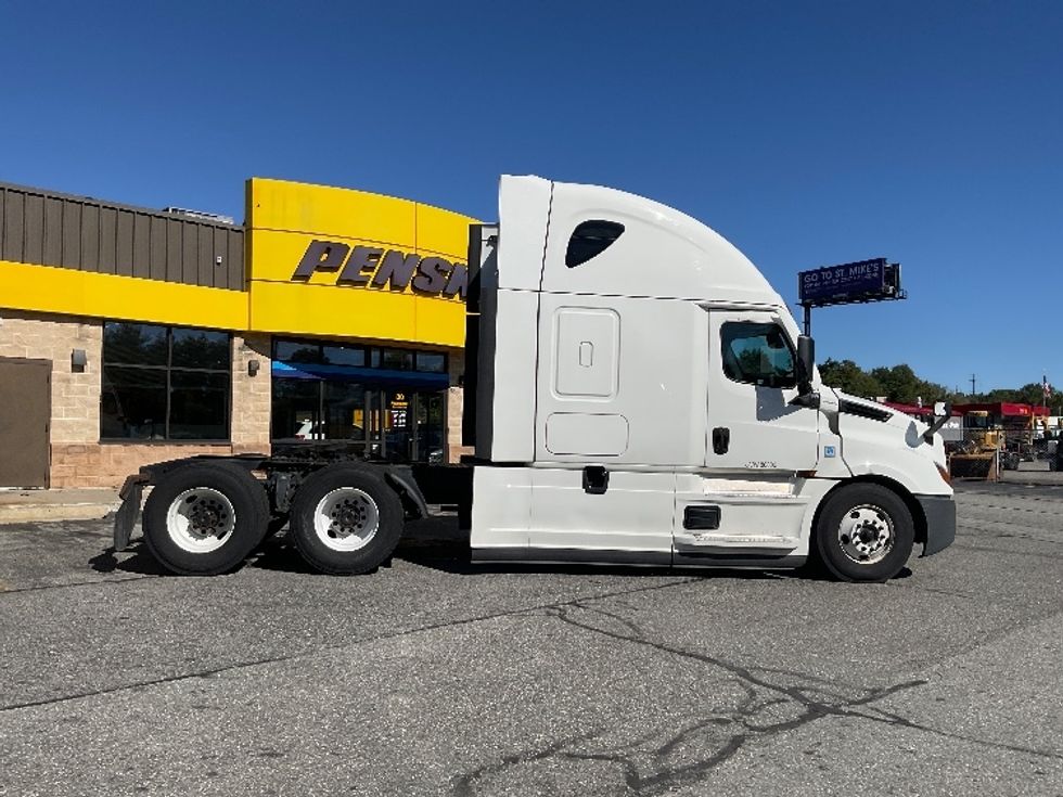 Sleeper Tractor-Heavy Duty Tractors-Freightliner-2021-T12664ST-Chicopee-MA-528,477\n\t\tmiles-$ 59,750 - Image 8