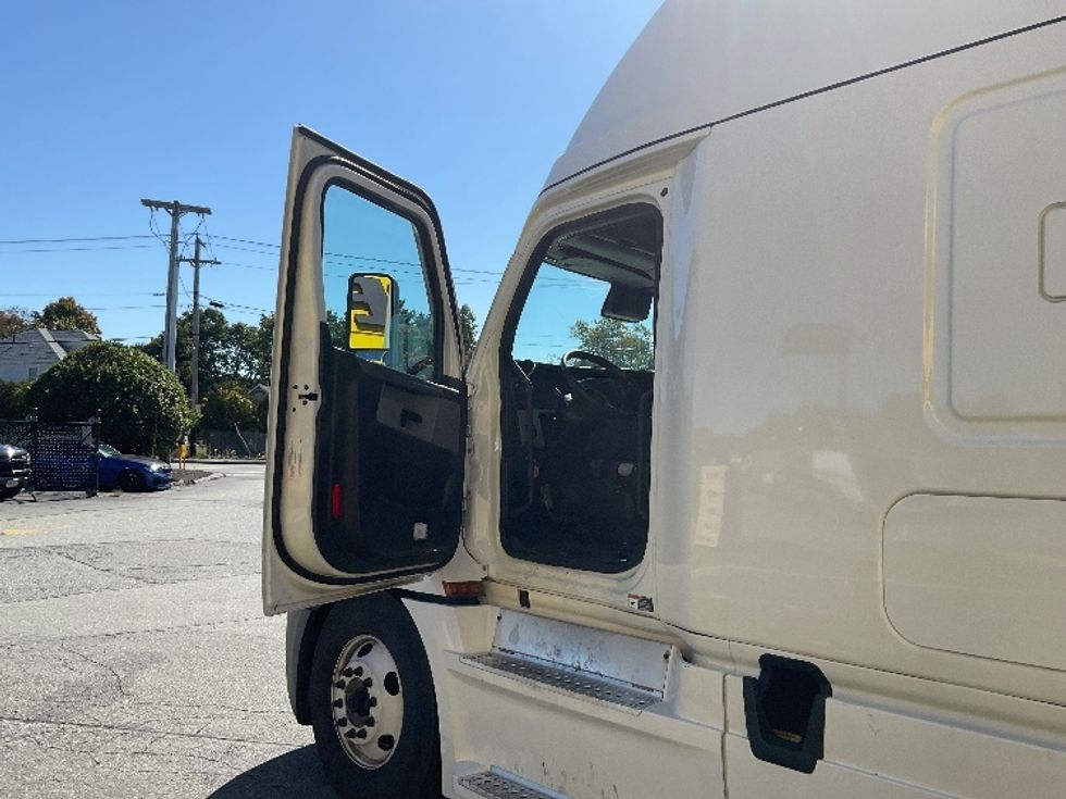 Sleeper Tractor-Heavy Duty Tractors-Freightliner-2021-T12664ST-Chicopee-MA-528,477\n\t\tmiles-$ 59,750 - Image 9