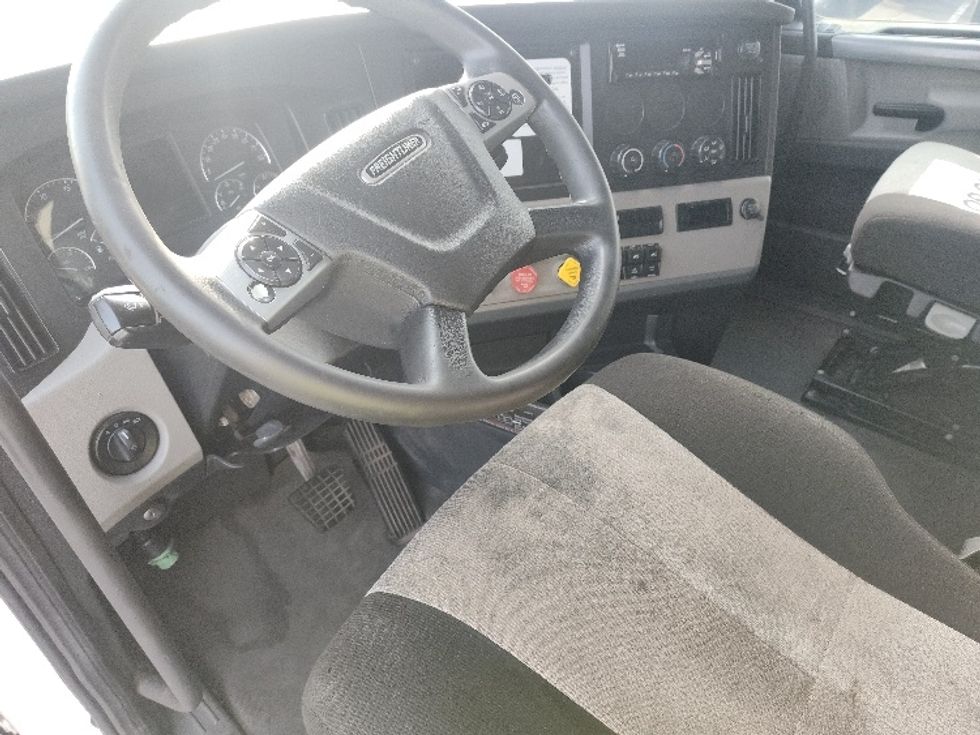 Sleeper Tractor-Heavy Duty Tractors-Freightliner-2021-T12664ST-Chicopee-MA-633,194\n\t\tmiles-$ 50,750 - Image 10