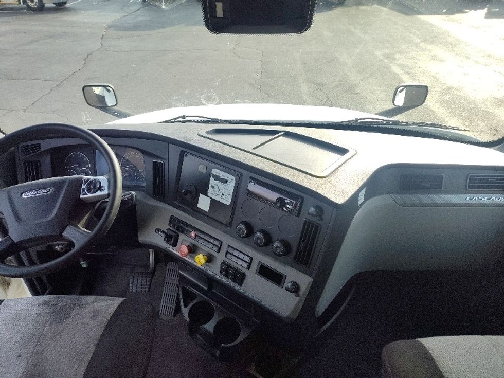 Sleeper Tractor-Heavy Duty Tractors-Freightliner-2021-T12664ST-Chicopee-MA-633,194\n\t\tmiles-$ 50,750 - Image 12