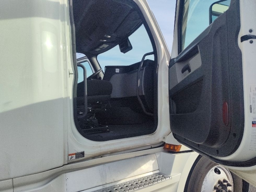 Sleeper Tractor-Heavy Duty Tractors-Freightliner-2021-T12664ST-Chicopee-MA-633,194\n\t\tmiles-$ 50,750 - Image 13