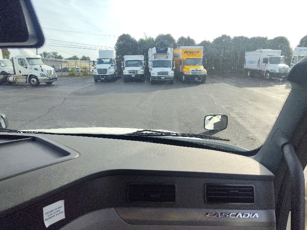 Sleeper Tractor-Heavy Duty Tractors-Freightliner-2021-T12664ST-Chicopee-MA-633,194\n\t\tmiles-$ 50,750 - Image 14