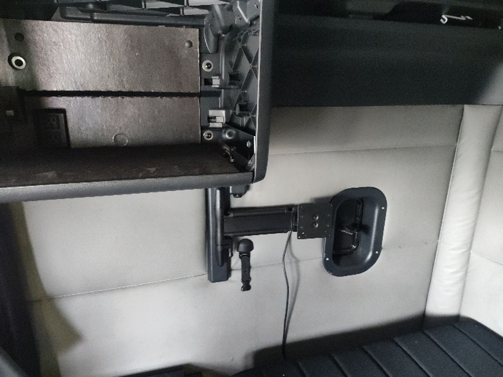 Sleeper Tractor-Heavy Duty Tractors-Freightliner-2021-T12664ST-Chicopee-MA-633,194\n\t\tmiles-$ 50,750 - Image 19