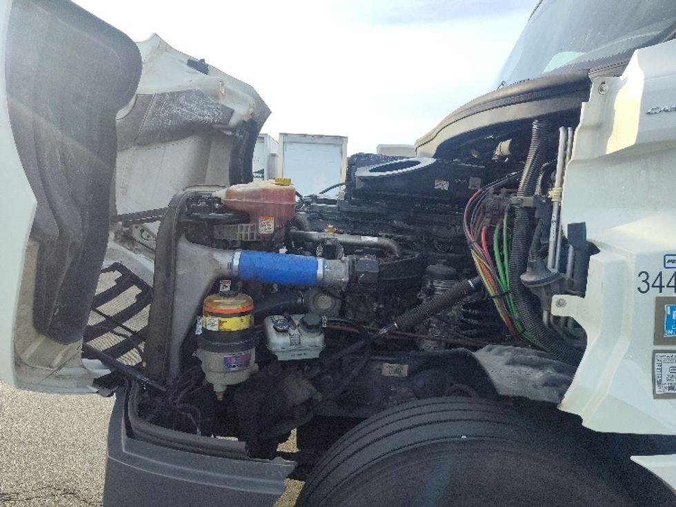 Sleeper Tractor-Heavy Duty Tractors-Freightliner-2021-T12664ST-Chicopee-MA-633,194\n\t\tmiles-$ 50,750 - Image 21