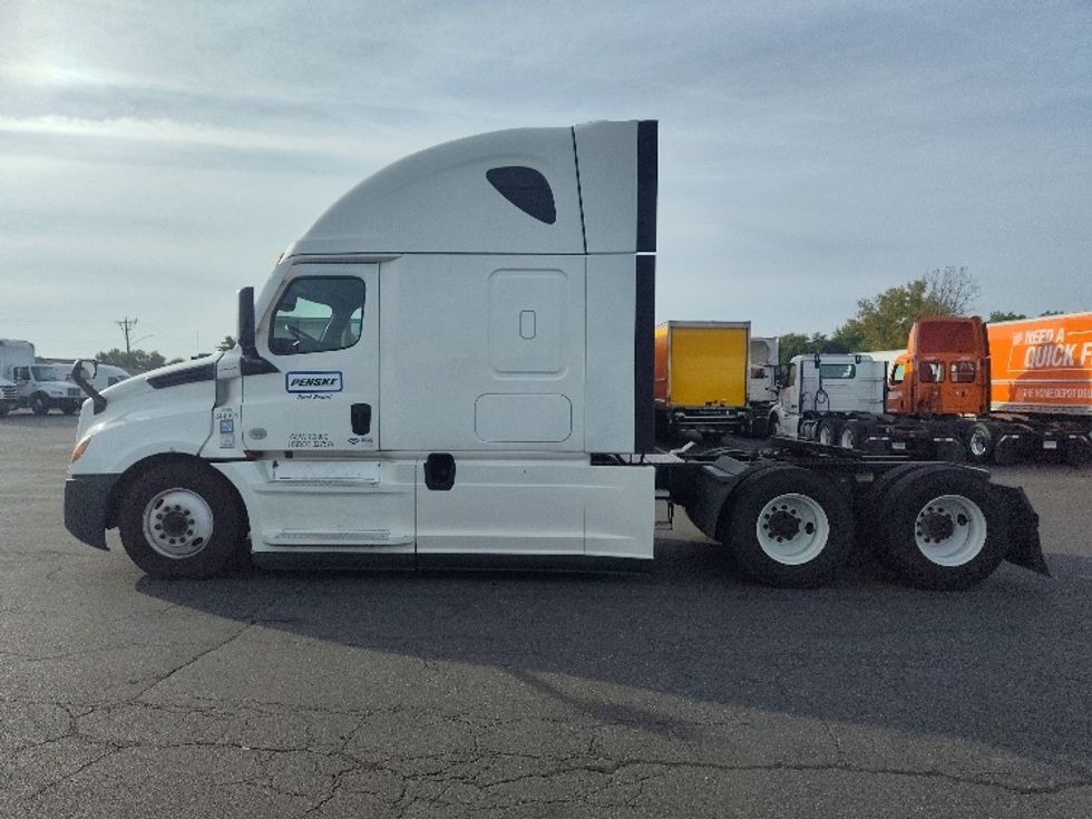 Sleeper Tractor-Heavy Duty Tractors-Freightliner-2021-T12664ST-Chicopee-MA-633,194\n\t\tmiles-$ 50,750 - Image 4