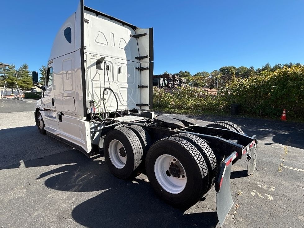 Sleeper Tractor-Heavy Duty Tractors-Freightliner-2021-T12664ST-Chicopee-MA-633,194\n\t\tmiles-$ 50,750 - Image 5