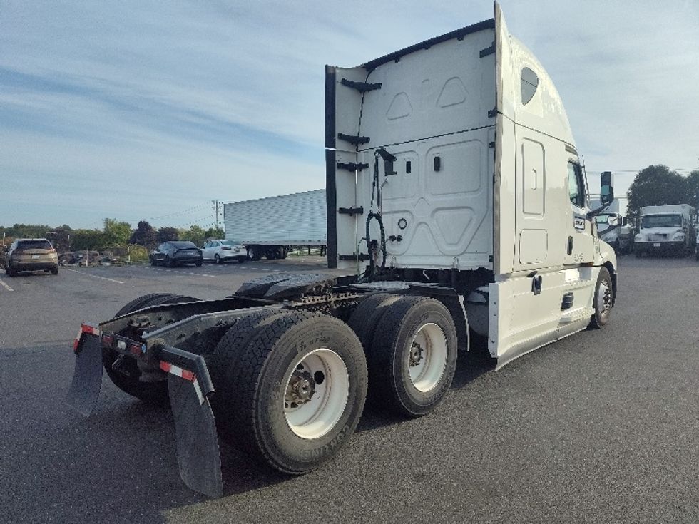 Sleeper Tractor-Heavy Duty Tractors-Freightliner-2021-T12664ST-Chicopee-MA-633,194\n\t\tmiles-$ 50,750 - Image 7