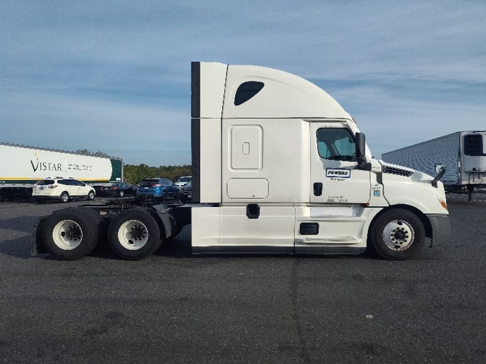 Sleeper Tractor-Heavy Duty Tractors-Freightliner-2021-T12664ST-Chicopee-MA-633,194\n\t\tmiles-$ 50,750 - Image 8