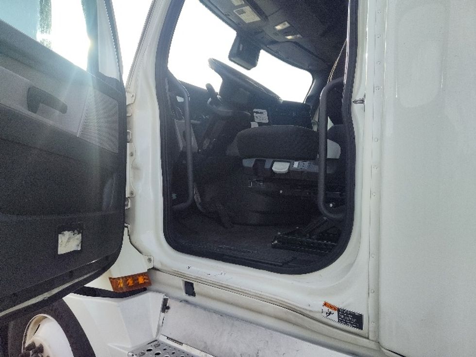 Sleeper Tractor-Heavy Duty Tractors-Freightliner-2021-T12664ST-Chicopee-MA-633,194\n\t\tmiles-$ 50,750 - Image 9