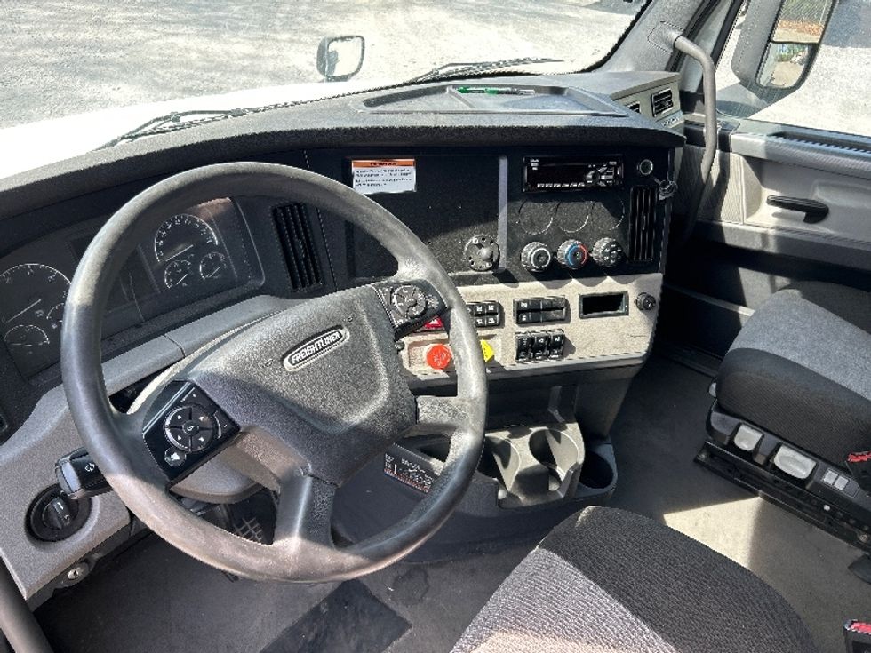 Sleeper Tractor-Heavy Duty Tractors-Freightliner-2021-T12664ST-Cleona-PA-391,173\n\t\tmiles-$ 74,250 - Image 10