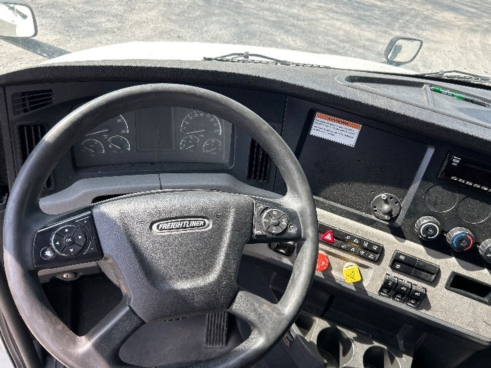 Sleeper Tractor-Heavy Duty Tractors-Freightliner-2021-T12664ST-Cleona-PA-391,173\n\t\tmiles-$ 74,250 - Image 11
