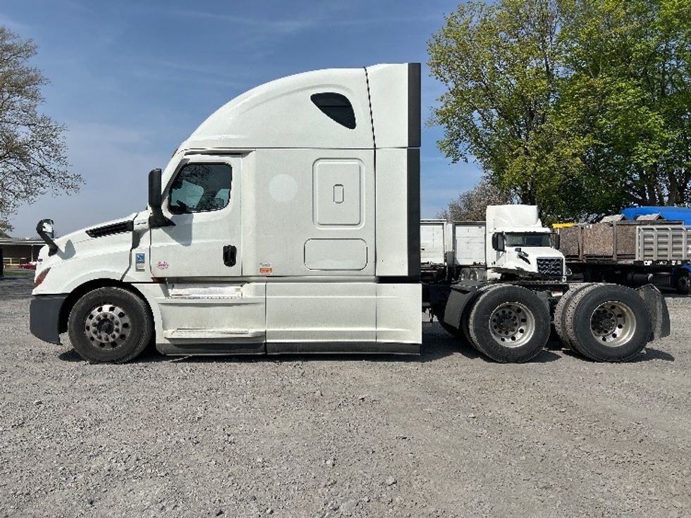Sleeper Tractor-Heavy Duty Tractors-Freightliner-2021-T12664ST-Cleona-PA-391,173\n\t\tmiles-$ 74,250 - Image 4