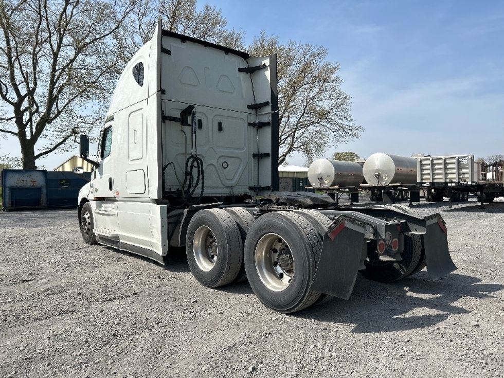 Sleeper Tractor-Heavy Duty Tractors-Freightliner-2021-T12664ST-Cleona-PA-391,173\n\t\tmiles-$ 74,250 - Image 5