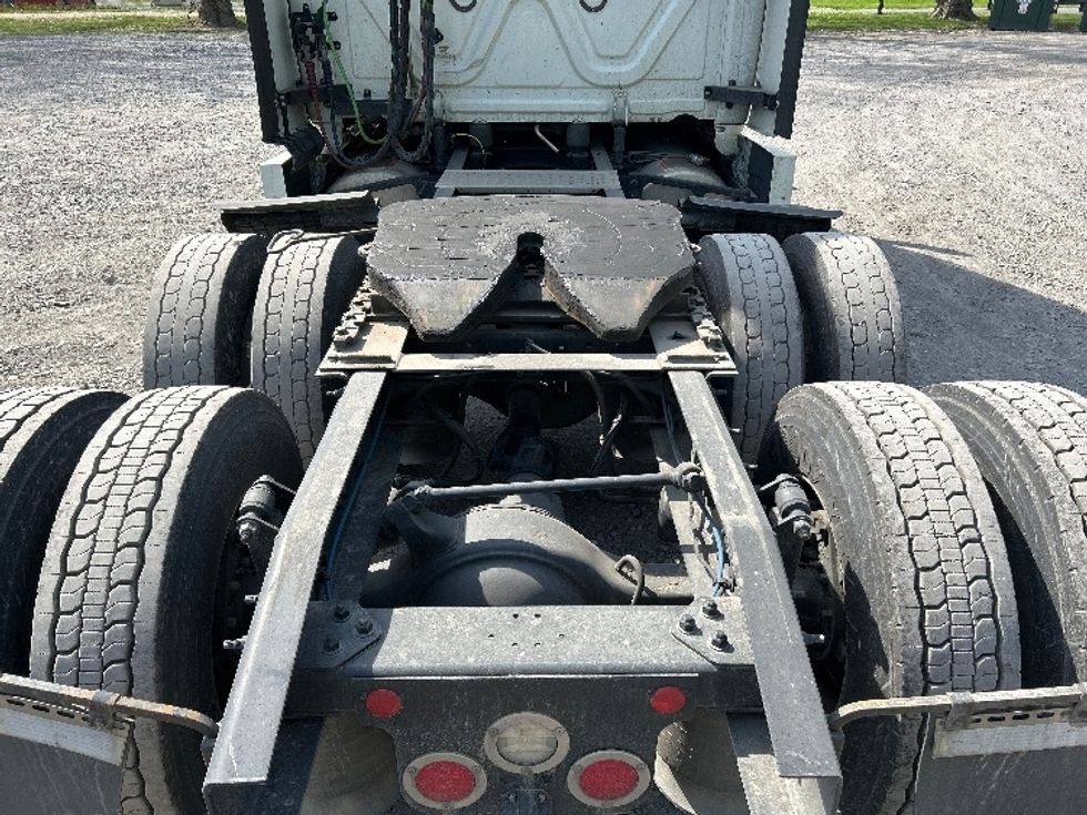 Sleeper Tractor-Heavy Duty Tractors-Freightliner-2021-T12664ST-Cleona-PA-391,173\n\t\tmiles-$ 74,250 - Image 6
