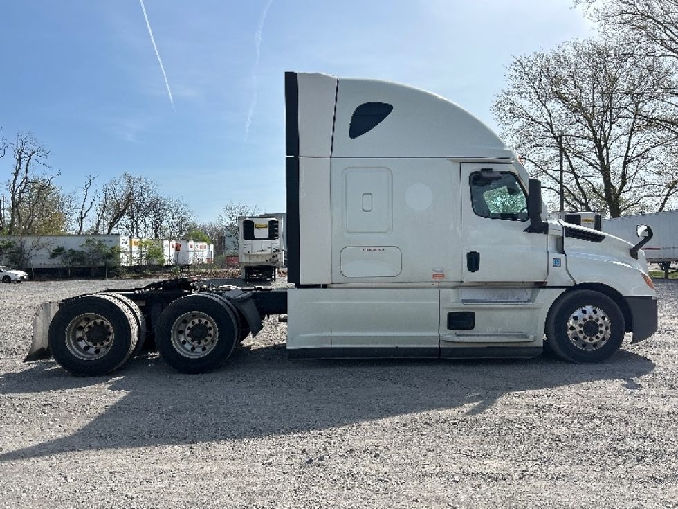 Sleeper Tractor-Heavy Duty Tractors-Freightliner-2021-T12664ST-Cleona-PA-391,173\n\t\tmiles-$ 74,250 - Image 8